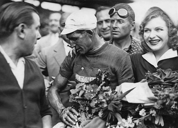 Taliansky pretekár cyklista Gino Bartali (1914 - 2000) v Parc des Princes v Paríži, po svojom druhom víťazstve Tour de France 25. júla 1948.
